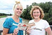 Mitarbeiter von Utopia verteilten kostenlose Seedballs auf der Münchner Reichenbachbrücke (©Foto: Martin Schmitz)